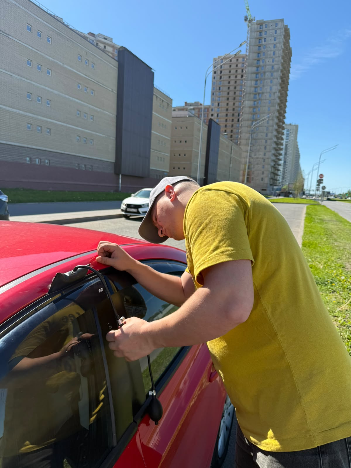 Аварийное вскрытие автомобиля мастером в Токсово